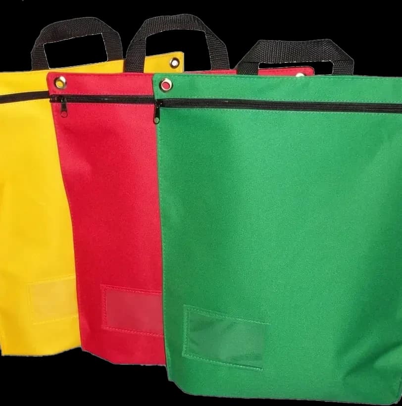 Três malotes tipo envelope em nylon 600 nas cores amarelo, vermelho e verde, com alça de poliéster, zíper e visor de identificação